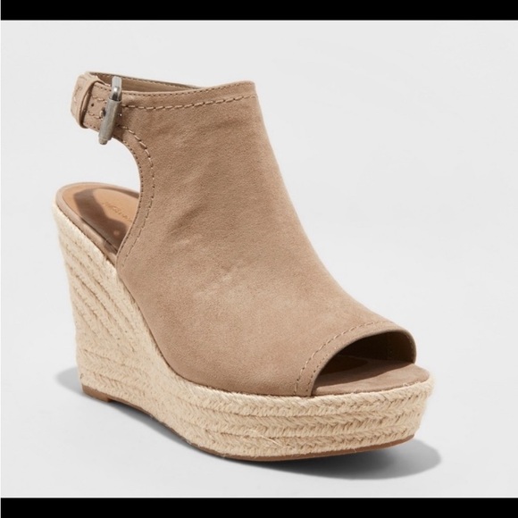 Universal Thread Shoes - Universal thread cayla taupe wedge sandals nwt